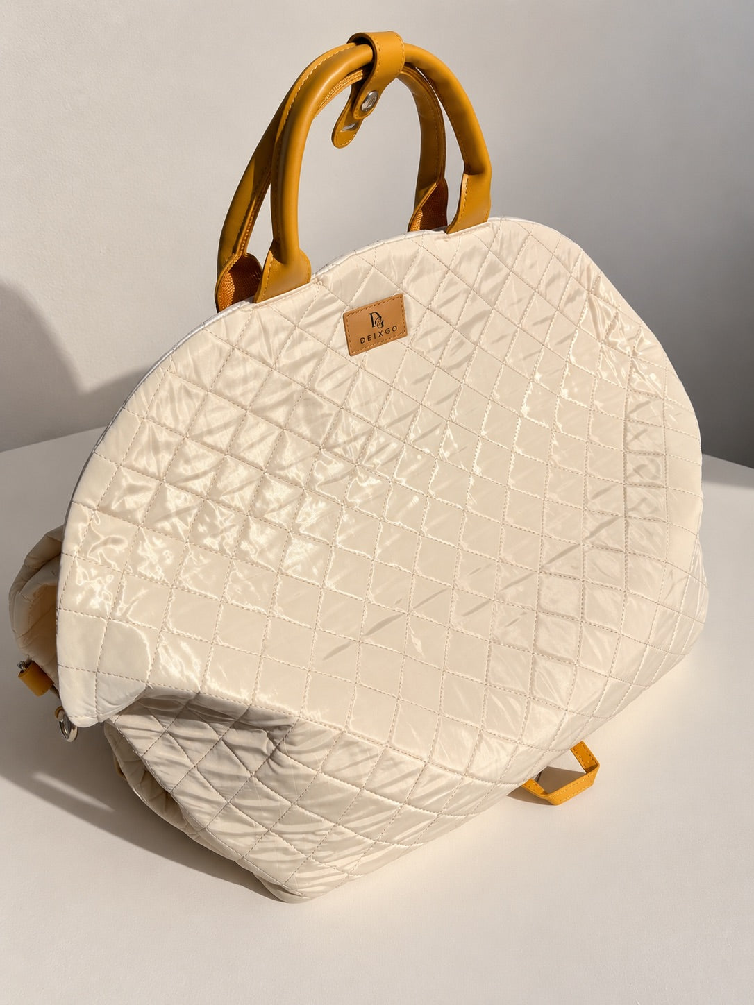 Sac DeixGo beige fermé, avec poignées et finition matelassée