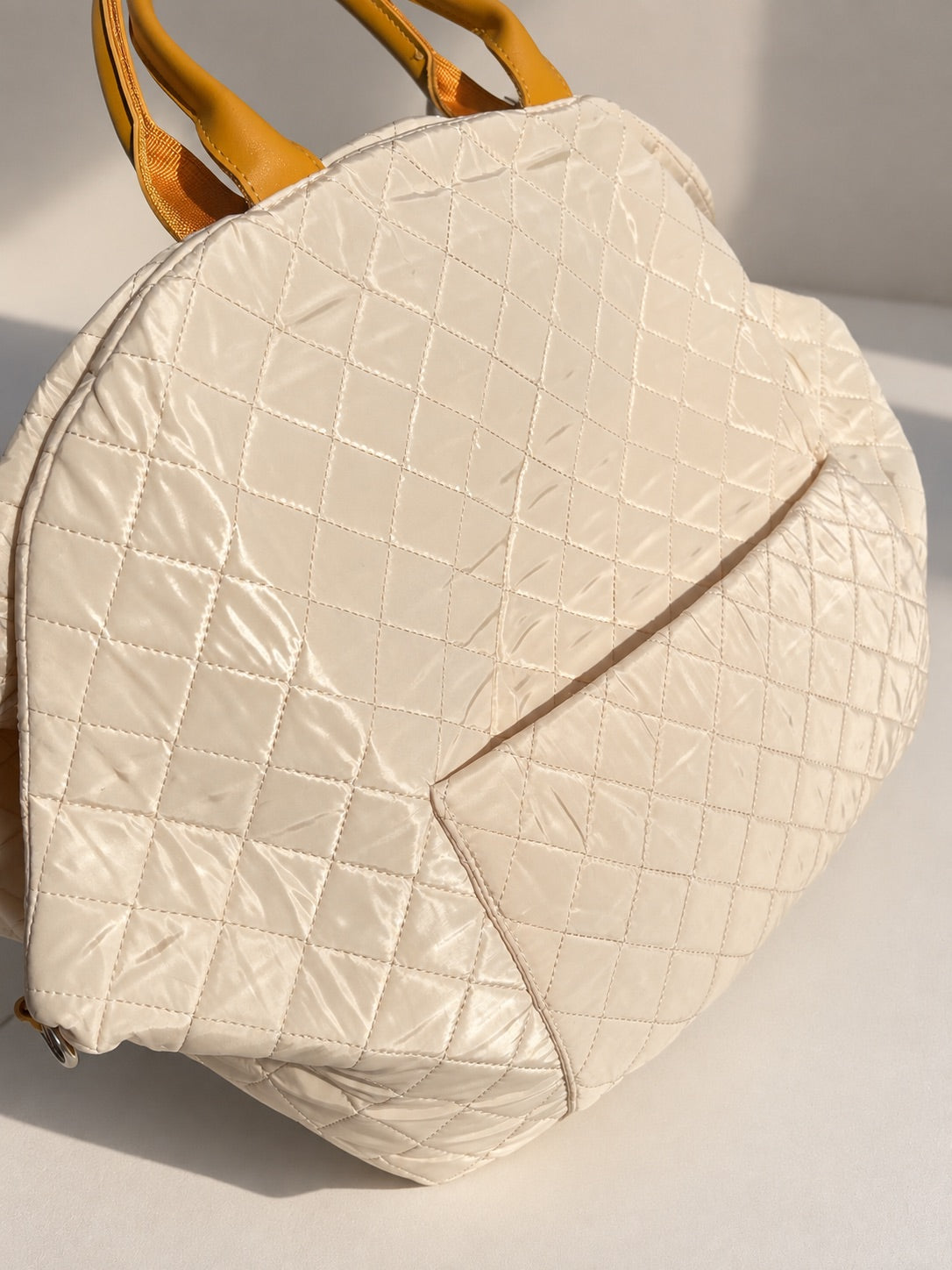 Vue arrière du sac DeixGo beige et de sa poche extérieure
